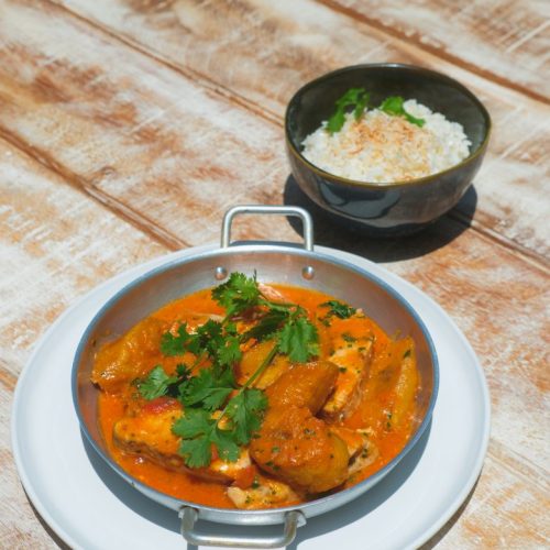 Peixe ao curry com arroz de cocoo